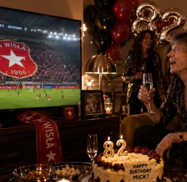 Mick Jagger ogląda Wisłę Kraków fot. Chat GPT